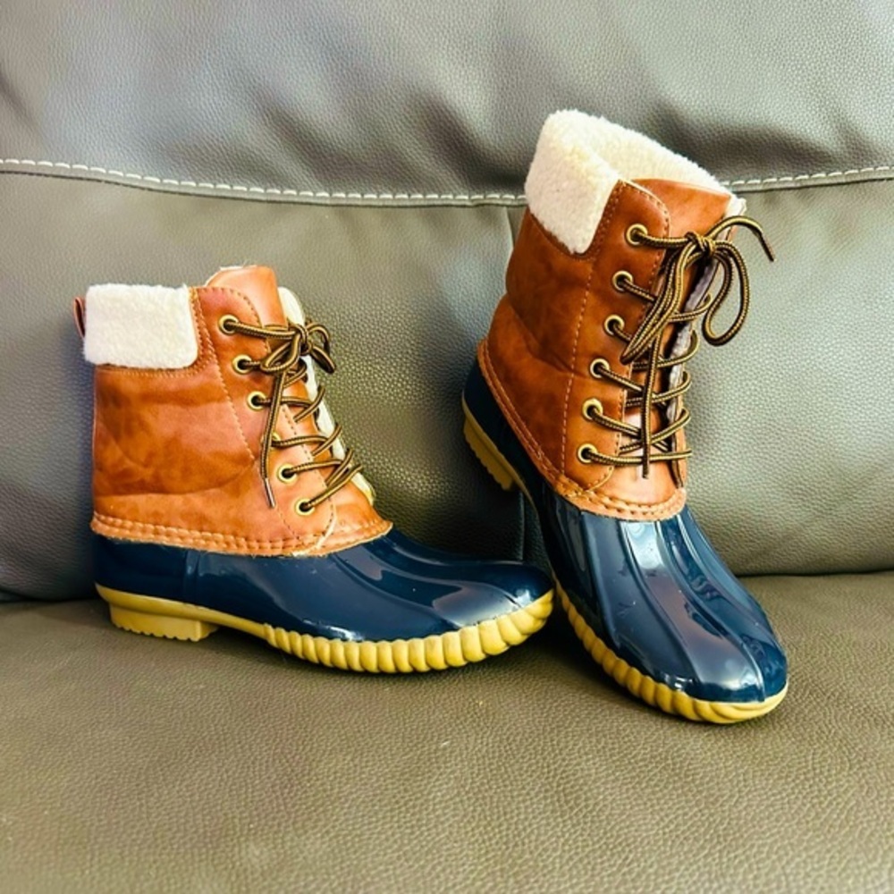 YO KI winter boots, navy and cordovan with fuzzy interior, barely worn EUC